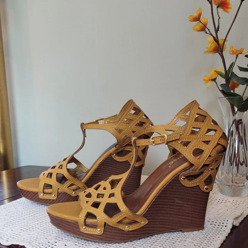 DOLLHOUSE LASER CUT PEEP TOE STUDDED WEDGES (10M)